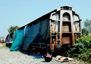 Villa Spada: sgomberati i vagoni