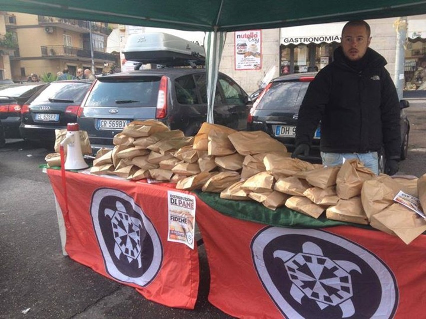 Crisi, Casapound distribuisce pane a Fidene